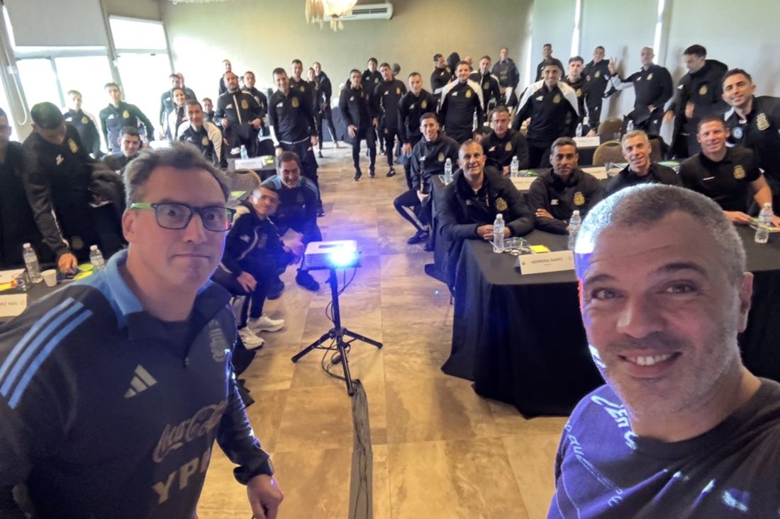 Dani Elhelou con árbitros de AFA en un encuentro de trabajo