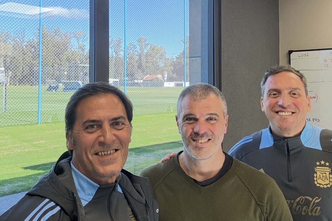 Dani Elhelou con referentes del arbitraje en el predio de AFA