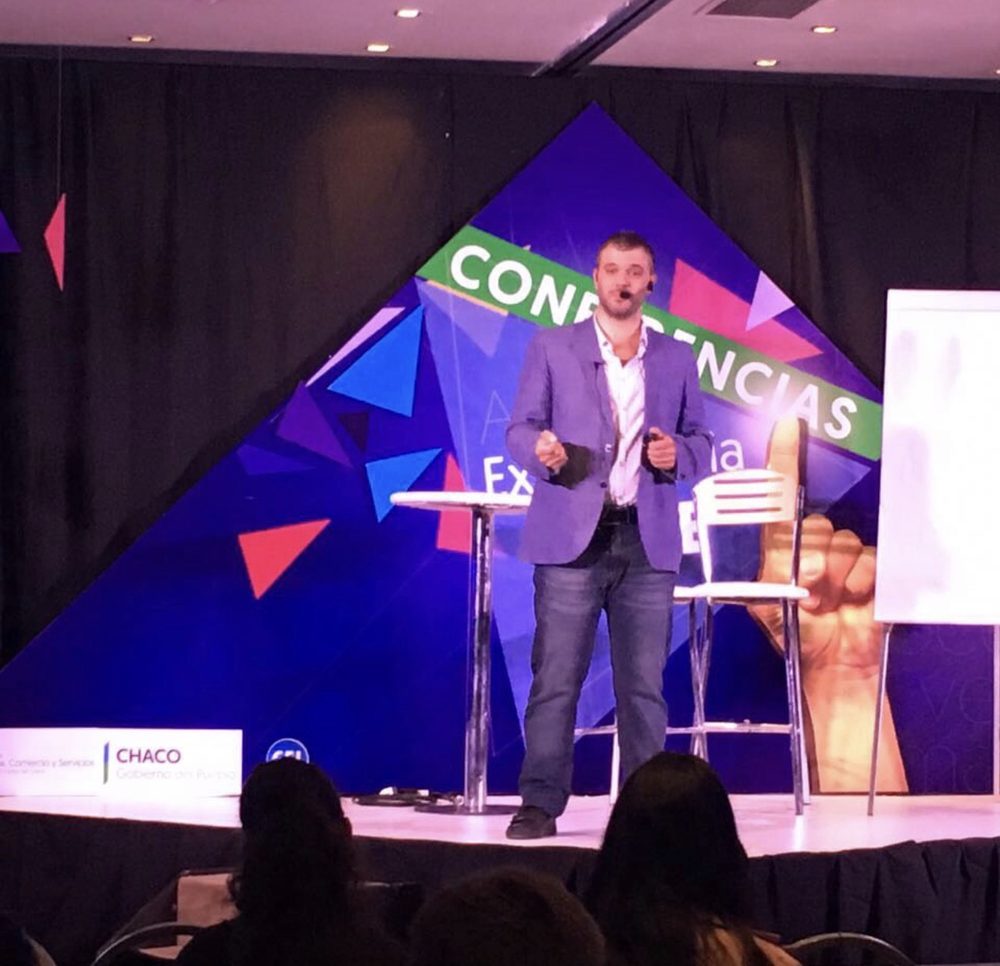 Dani Elhelou en una conferencia en Chaco