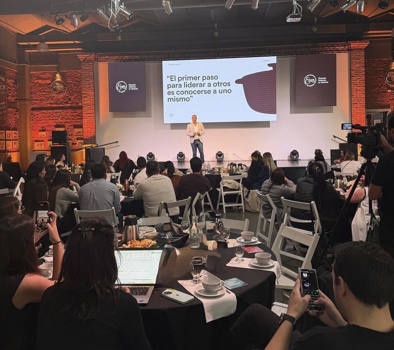 Dani Elhelou en una conferencia: el primer paso para liderar a otros es conocerse a uno mismo