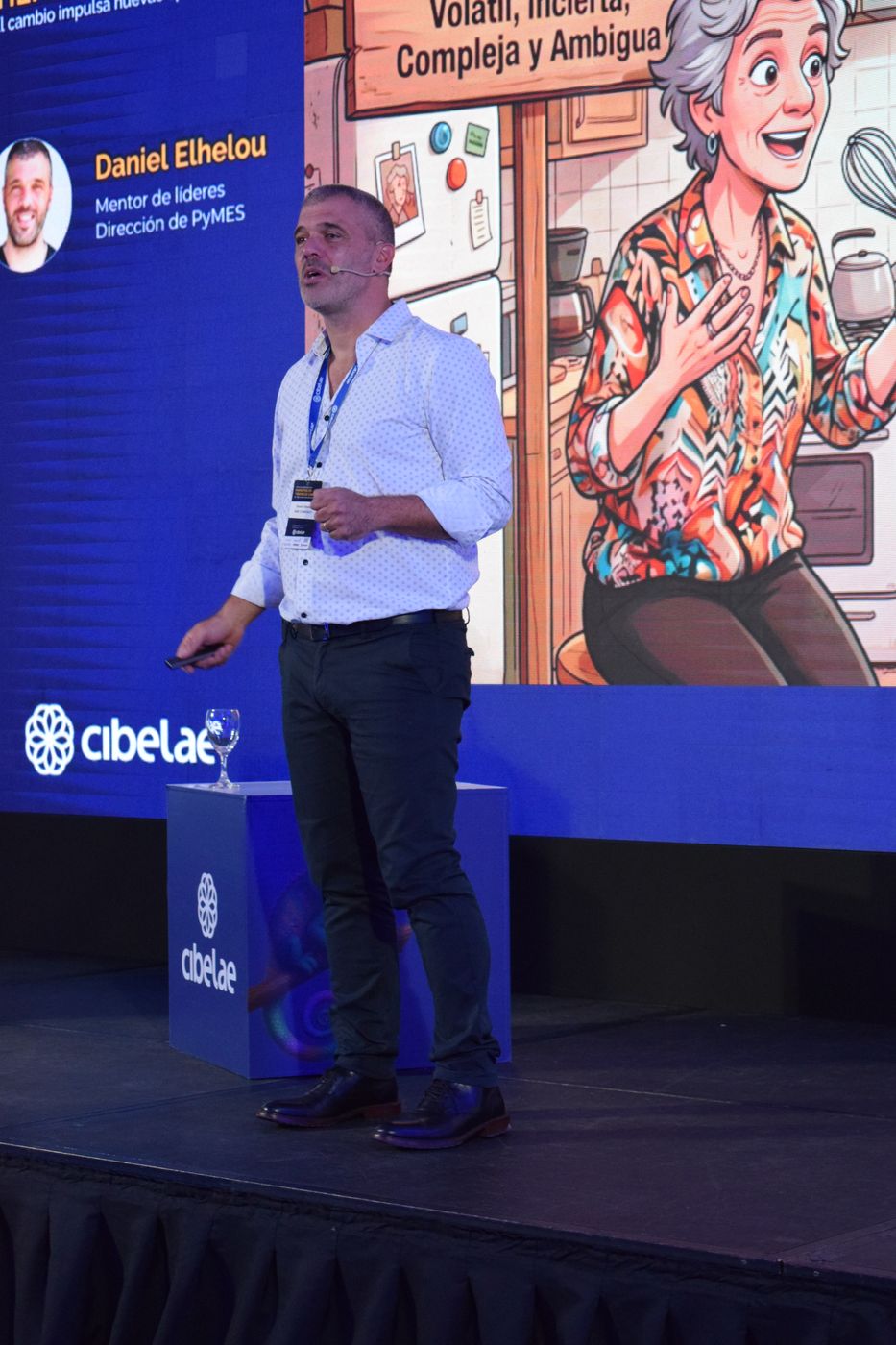 Dani Elhelou hablando al público en Cibelae