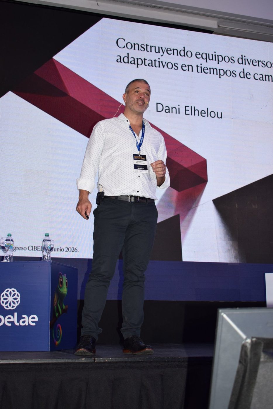 Dani Elhelou en la conferencia Construyendo equipos diversos y adaptativos en tiempos de cambio