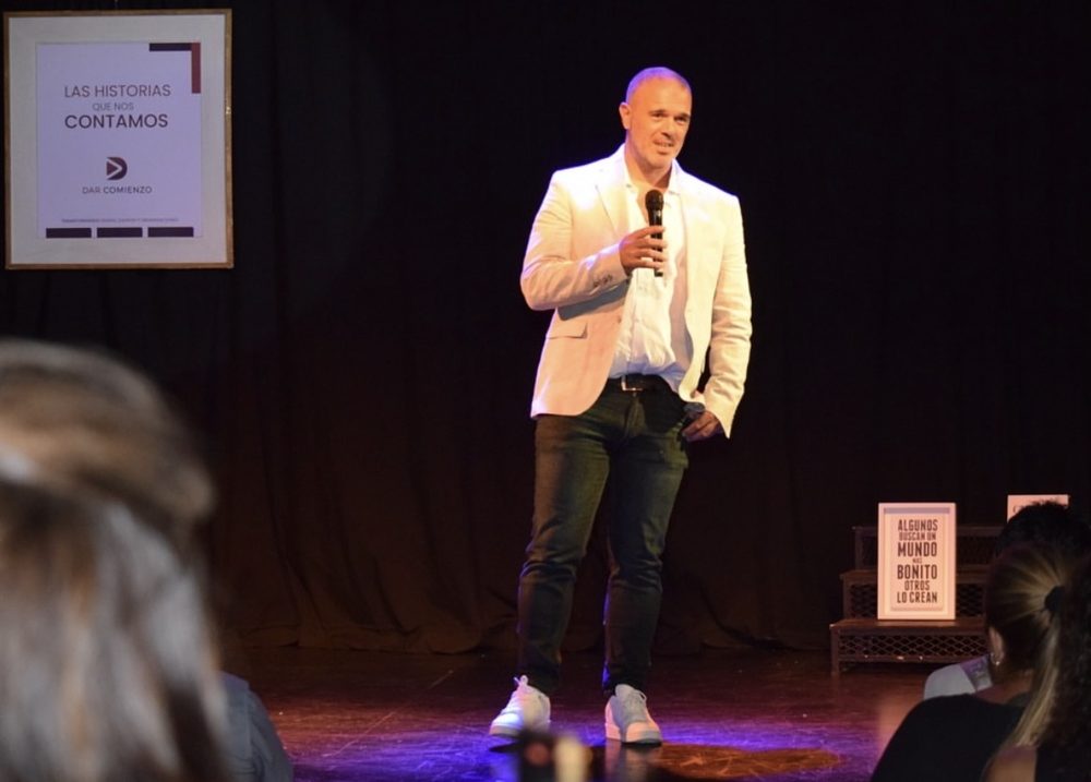Dani Elhelou en el escenario: las historias que nos contamos