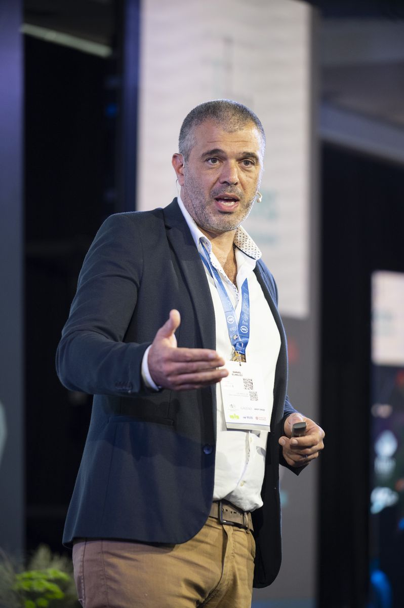 Dani Elhelou dando una charla
