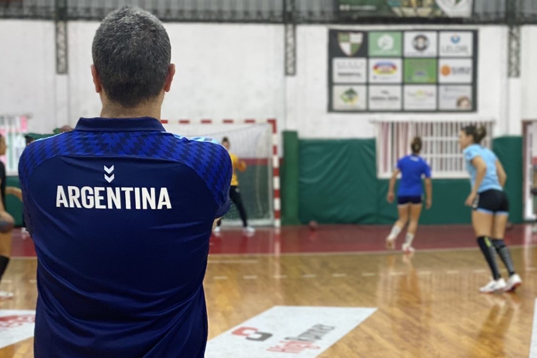 Dani Elhelou con la camiseta de Argentina observando un entrenamiento de handball