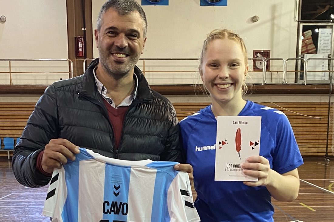 Dani Elhelou con una jugadora de la Selección Argentina de Handball