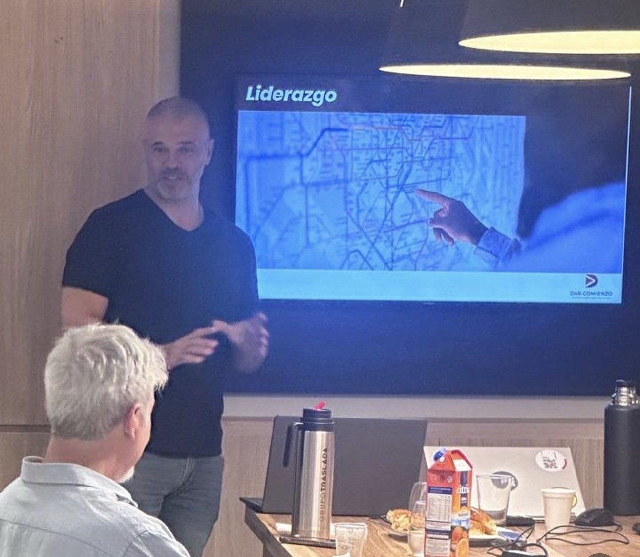 Dani Elhelou en un taller de liderazgo con un equipo