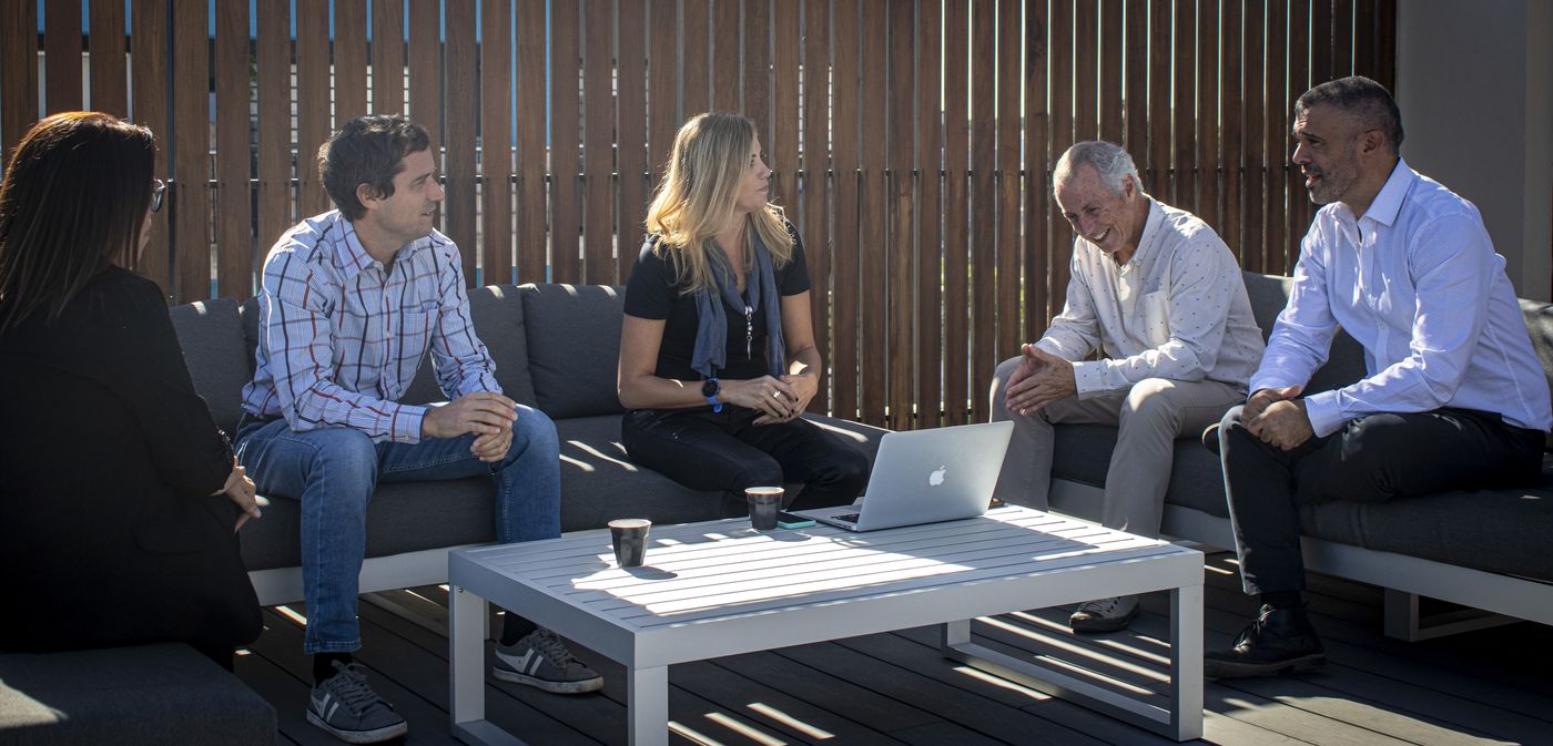 Directores de PyME conversando en un encuentro