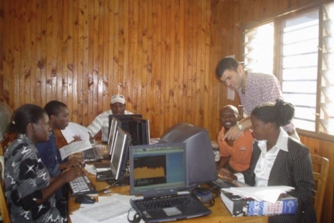 Dani Elhelou capacitando a un grupo con computadoras en Malawi