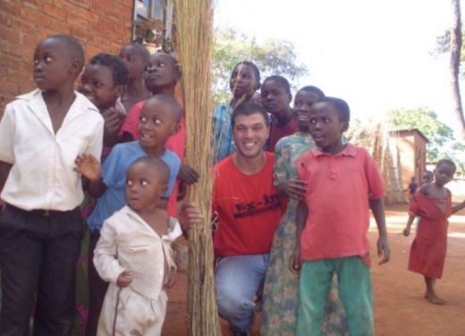 Con chicos de la comunidad en Malawi