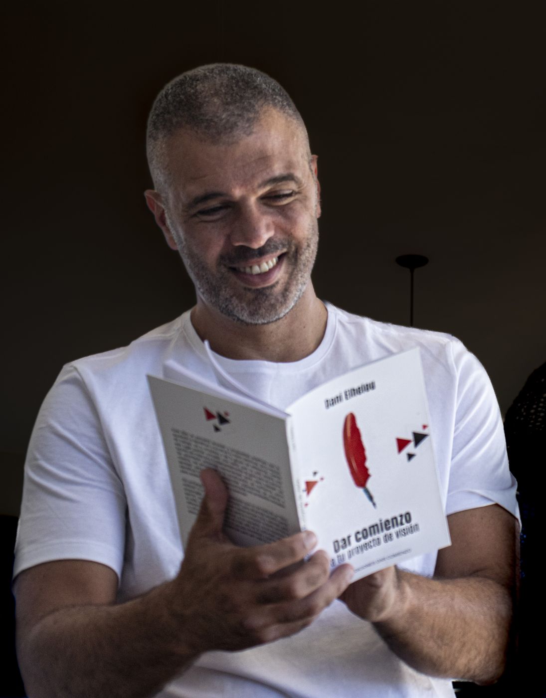 Dani Elhelou con su libro Dar Comienzo